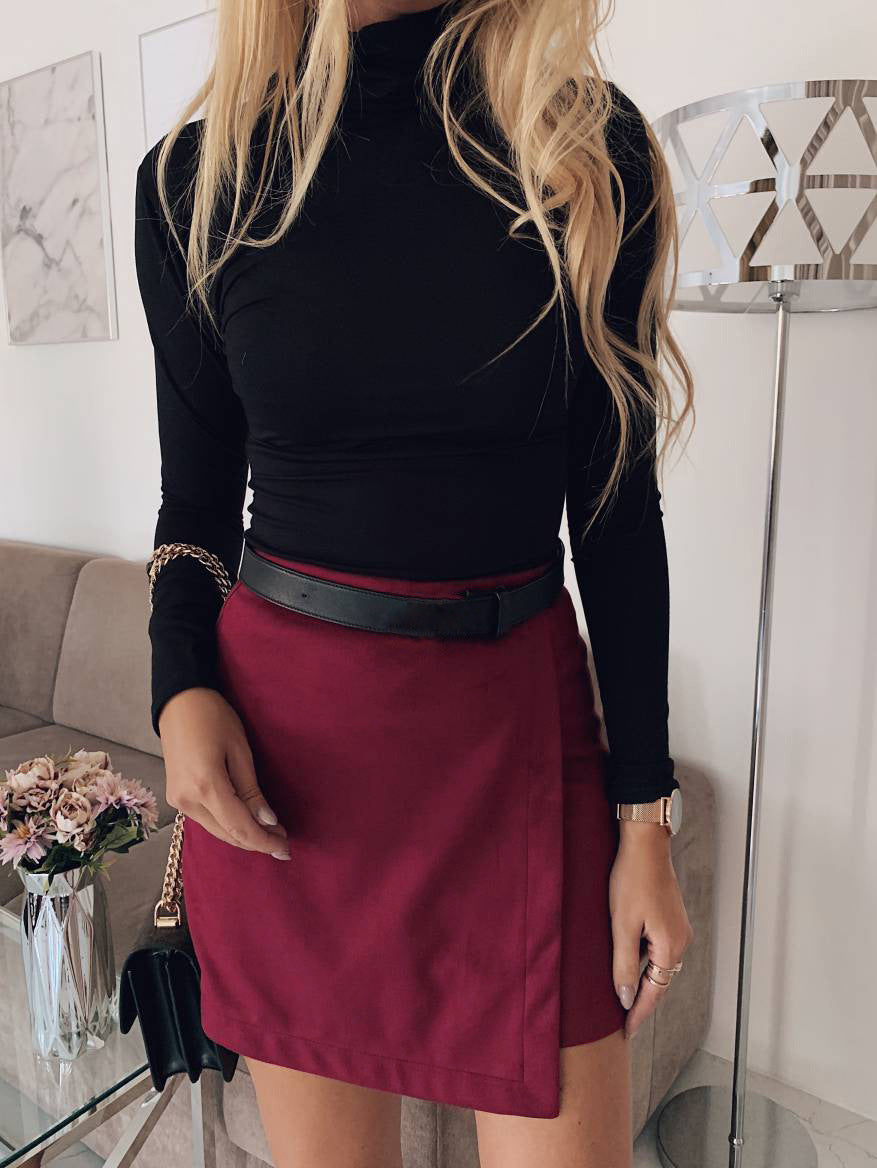 Irregular short skirt with hips